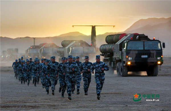 中國空軍地空導彈部隊進行「金盾牌」比武，參與部隊來自3個戰區空軍的6支地空導彈部隊，一同角逐最高榮譽。（圖／翻攝自中國軍網）
