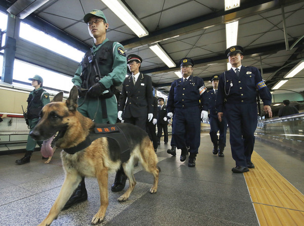 ▲日本警察配備警犬，在東京各大車站巡邏，預防恐攻。圖為警察在澀谷車站巡邏。（圖／達志影像／美聯社）