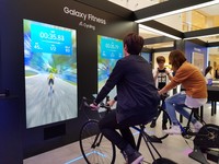 戴上 Gear Sport 智慧穿戴體驗 Galaxy Fitness 你的健身教練可與好友連線、比拼騎行速度，最後還可以了解自己消耗的卡路里。
