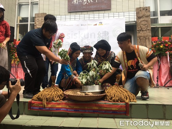 國立台東大學南島文化中心舉辦「pasiskun matahis 繡在一起」東布青刺繡故事展，展示 10 位布農青年的刺繡成果。（圖／台東大學提供）