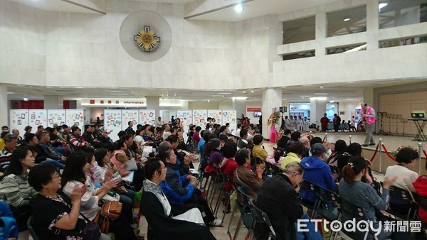 ▲紅斑性狼瘡媽洗腎5年終換腎 移植前簽器捐:把愛傳下去。北榮永生樹。(圖/記者嚴云岑攝)