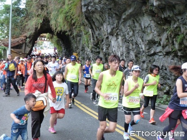 第18屆太魯閣峽谷馬拉松今（4）日開跑，有來自海內外一萬二千名選手迎著晨曦愉快前行。（圖／記者王兆麟攝）