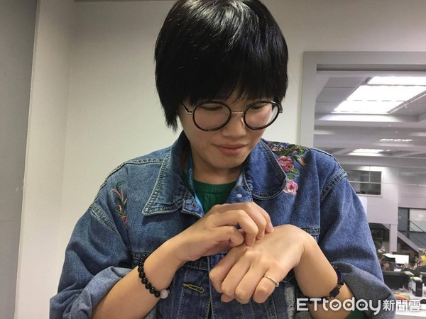 ▲手癢,抓手。(圖/記者李佳蓉攝)