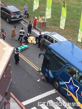 ▲台南市安平區健康一街、建平一街路口車禍現場，救護人員現場為機車騎土進行CPR，惟送醫後仍傷重不治。（圖／翻攝自台南諸事會社）