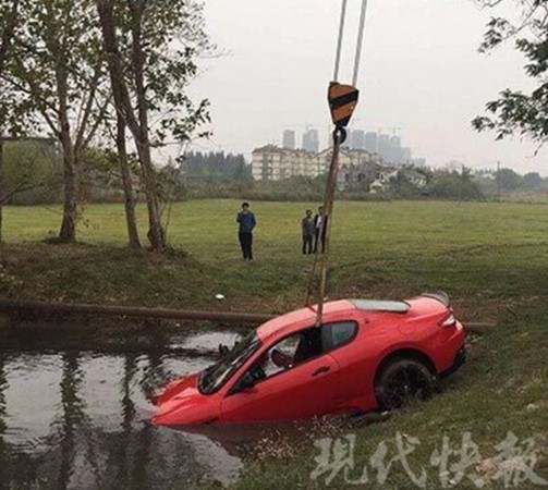 ▲▼南京一名女駕駛開著瑪莎拉蒂卻失神滑手機，不慎將車開入水塘。（圖／翻攝自現代快報）