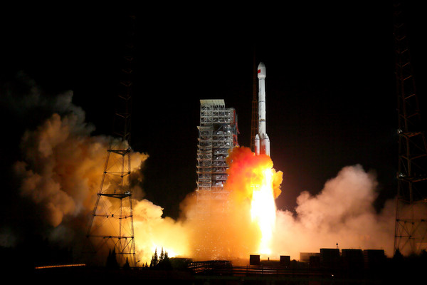中國在西昌衛星發射中心用長征三號乙運載火箭，成功發射2顆北斗三號全球組網衛星。（圖／路透社）
