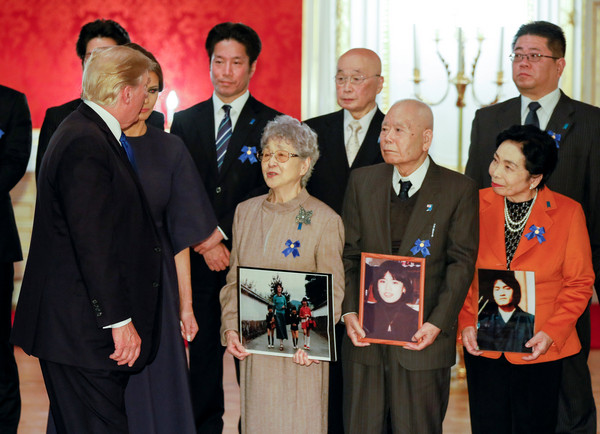 ▲川普6日與遭北韓綁架的日本人質家屬會晤，承諾將與日同攜手合作，「試圖讓人質回家」。（圖／路透）