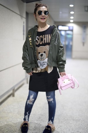 Selina：現身上海機場時，穿著MOSCHINO小熊長版T、GUCCI毛毛拖鞋，手拎Sanrio粉色美樂蒂小袋，超級少女心。（東方IC）