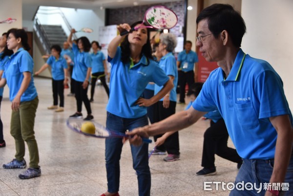 慈濟科技大學針對平均學生年齡超過55歲的樂齡大學阿公阿嬤，推出多元豐富的體育課，有眾樂樂的槌球、太極柔力球，以及簡易的健康操、手指運動，讓老人家能隨時隨地「動」一下。（圖／慈濟科技大學提供）