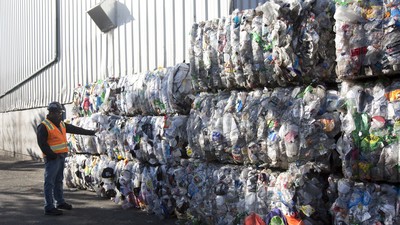 中國停買「洋垃圾」，歐美各國垃圾準備滿出來了