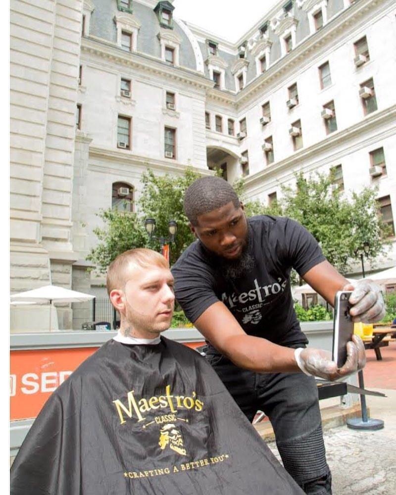 他蹲路邊免費剪髮一年，讓逾千街友活出自信..最後他獲贈理髮店（圖／facebook@Haircut4Homeless）