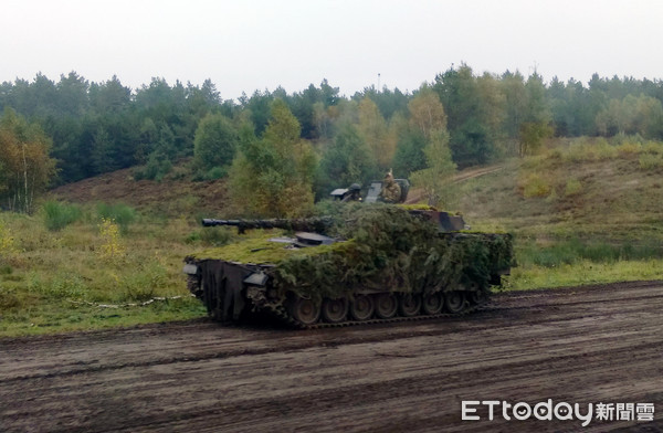▲▼1.第43德荷旅(43 Mechanized Brigade)使用的CV-90步兵戰車參與德軍的年度教導示範演習,荷蘭陸軍幾年前裁撤裝甲部隊後,現在還得倚靠德軍擔任種子教官,重新培訓好讓裝甲部隊再復編。(圖/黃竣民提供)