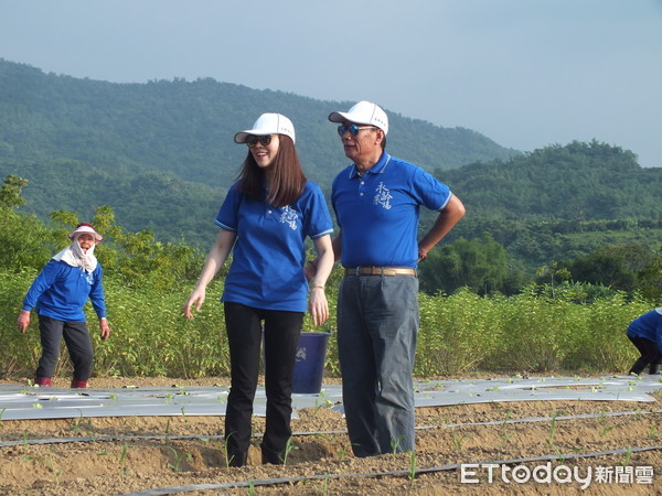 ▲▼鴻海董事長郭台銘今日來到永齡農場，替愛妻曾馨瑩和女兒郭曉嬡提前過生日，順便來永齡農場當一日農夫。（圖／記者周康玉攝）