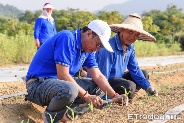 ▲▼鴻海董事長郭台銘今日來到永齡農場，替愛妻曾馨瑩和女兒郭曉嬡提前過生日，順便來永齡農場當一日農。（圖／永齡基金會提供）