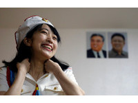 一起練習「牡丹峰樂團」式的北韓歌舞，馬上就在網路上爆紅，卻從此很難找到正當工作。