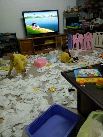 ▲2名小孩把衛生紙全都抽出來，媽媽看了都崩潰。（圖／翻攝自爆料公社）