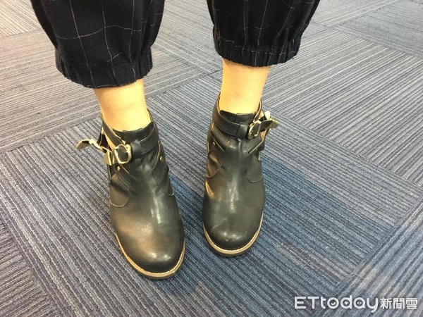 ▲「雞眼貼布」厚繭剝落繼續貼 1天後腳被「咬」出2個洞。(圖/記者嚴云岑攝)