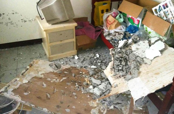 房間內的天花板坍塌,幸好當時無人在內。(民眾提供)