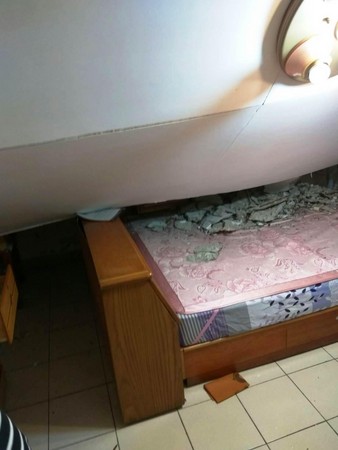 民眾住家的天花板大面積崩塌,危及性命安全。(民眾提供)