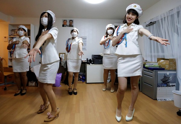 模仿牡丹峰樂團的東京女孩們（圖／翻攝自hk01）