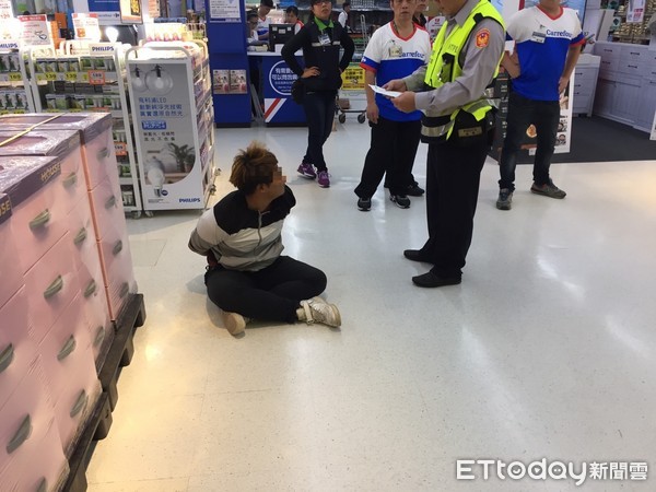 ▲▼蔡姓男子持偽卡盜刷遭店員發現報警。(圖/記者陳豐德翻攝)