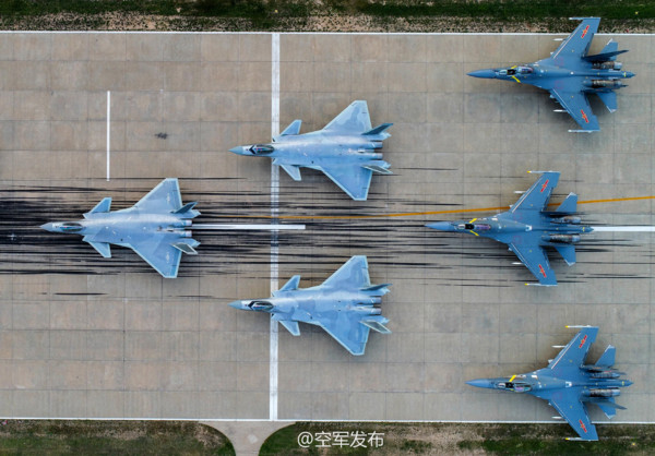中國空軍迎接成立68周年，官方發布一系列各型戰機高清圖片。3架殲-20與3架殲-16在跑道擺出的箭形陣。（圖／翻攝自空軍發布微博）