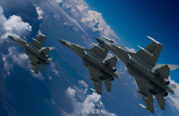 中國空軍迎接成立68周年，官方發布一系列各型戰機高清圖片。殲-16多用途戰鬥機，機翼下掛載新型中距空空導彈和霹靂-10格鬥空空導彈。。（圖／翻攝自空軍發布微博）
