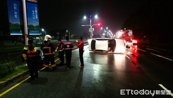 ▲黑夜視線差又下雨　人妻開車載醉夫撞分隔島翻覆。（圖／記者謝侑霖翻攝）