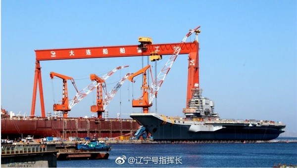 ▲▼中國在大連市建造的首艘航母「001A」型，正在加裝「相控陣雷達」。（圖／翻攝自遼寧號指揮長微博）