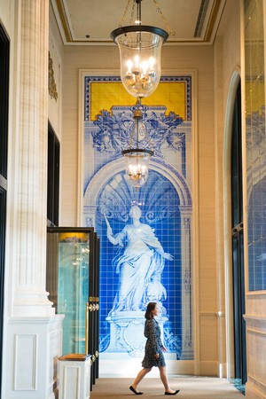 「澳門巴黎人」的藝術無所不在，門廊角落有如藝廊。