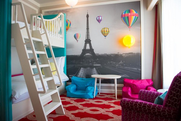 親子客房提供高低鋪床，牆面塗繪童趣版的巴黎鐵塔。