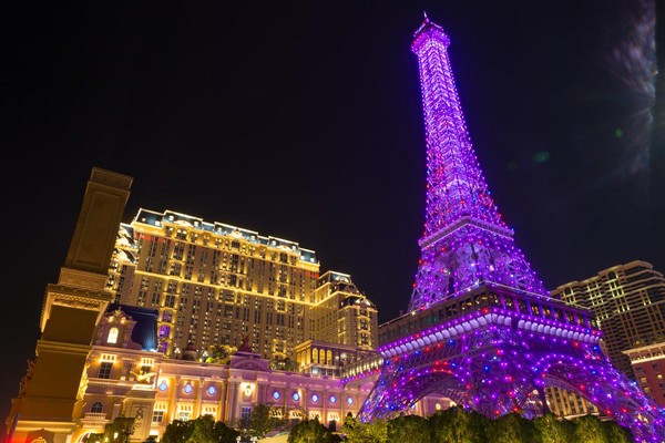 入夜，巴黎鐵塔上演燈光秀。