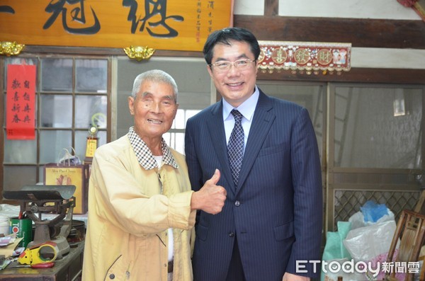 ▲崑濱伯大力推薦黃偉哲，是最了解農民的台南市長參選人。（圖／黃偉哲提供）