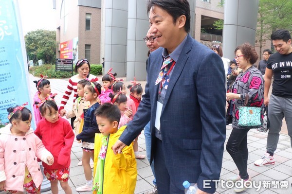 花蓮市立幼兒園前往桃園市中壢中原大學參加全國決賽，獲得第四名的佳績，魏嘉賢市長親自前往比賽現場為參賽的小朋友加油打氣。（圖／花蓮市公所提供）