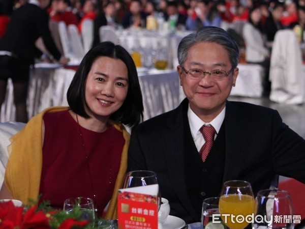 ▲▼台新金控董事長吳東亮（右）與夫人彭雪芬（左） 連袂出席2014台新旺年會。（圖╱台新金提供）