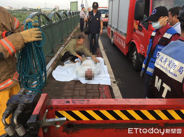 ▲一名男子，在台南市麻豆區麻善大橋橋樑上吊身亡。（圖／記者林悅翻攝）