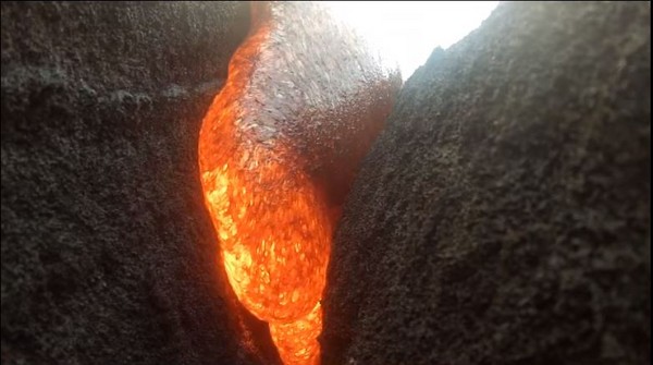 ▲▼ 挺過1000度C熔岩，GoPro紀錄岩漿來襲瞬間。（圖／翻攝自Youtube）