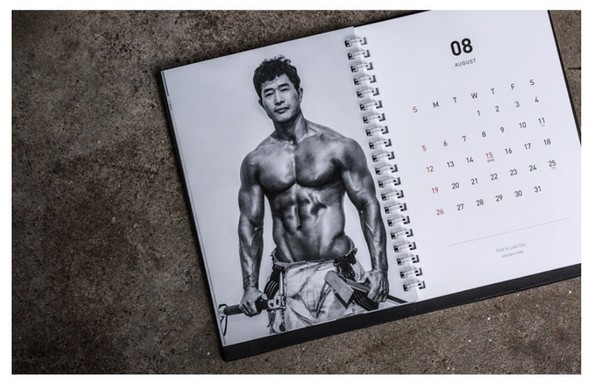 ▲▼韓國歐爸消防員半裸拍2018年曆。（圖／翻攝自10X10網站）