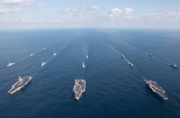 ▲▼美軍尼米茲號、雷根號與羅斯福號航母齊聚西太平洋。（圖／Twitter／U.S. Dept of Defense）