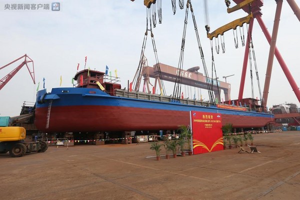 ▲▼世界首艘2000噸級純電動自卸鋼質貨船舉行下水儀式。（圖／取自央視網）