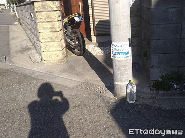 ▲日本街道上的裝水塑膠瓶。（圖／粉專「Guide Dog - Star」授權提供。）