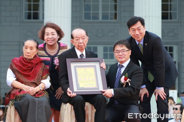 ▲台南市政府除代表市民恭賀許文龍夫婦外，也藉此機會由代理市長李孟諺（右二）頒贈卓越市民獎狀，表彰享譽國際的成功實業家許文龍（左三）。（圖／市府提供）