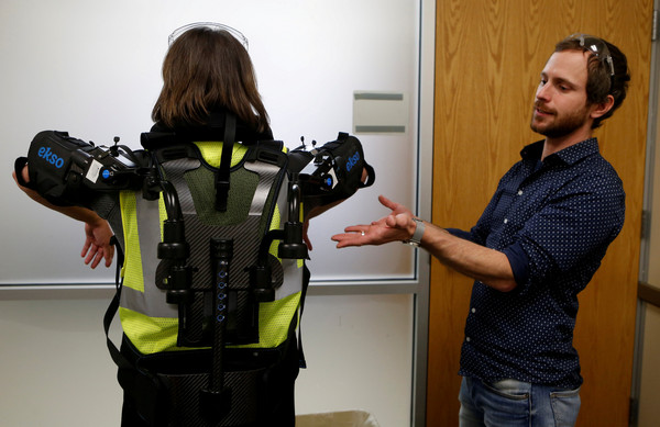 ▲美國公司Ekso Bionics開發這款EksoVest，造福許多需要舉高雙手工作的勞工。（圖／路透社）