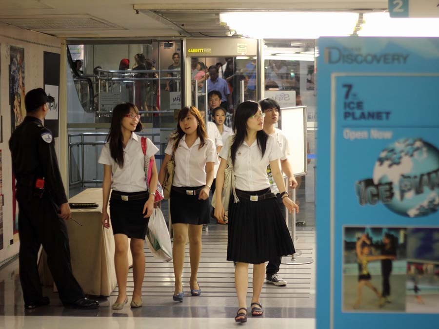 泰國女大學制服「邪惡開叉」，男同學看一眼就噴…連教授也淪陷（圖／翻攝自sidedish）