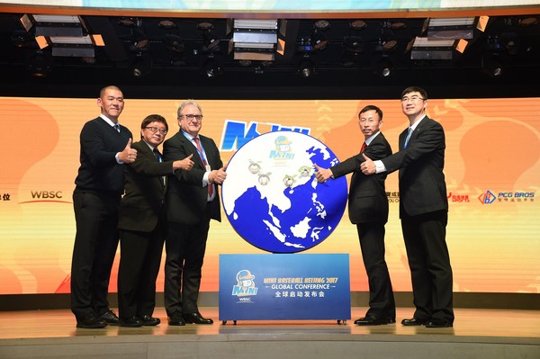 ▲MiniBaseball全球啟動會，國際棒壘球總會會長法卡利(左三)親自出席。（圖／寶悍提供）