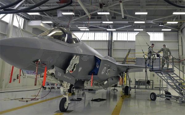 美軍為F-22戰機打造恆溫恆濕機庫，並設有各種全球高科技術。（圖／翻攝自鳳凰網）
