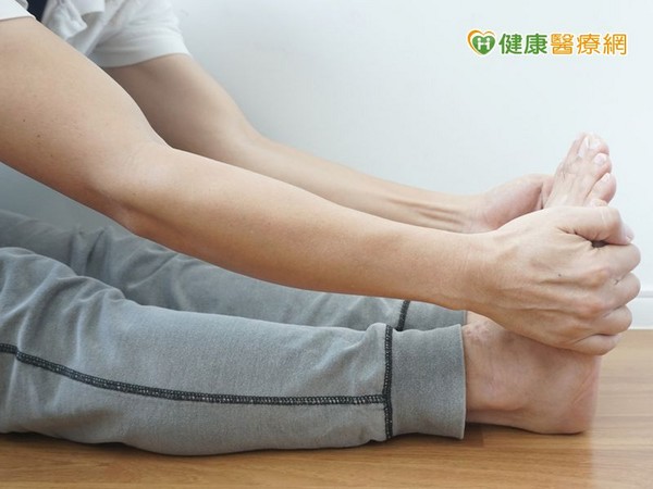 ▲小腿抽筋好痛! 快抓腳趾頭往膝蓋方向扳。(圖/健康醫療網)
