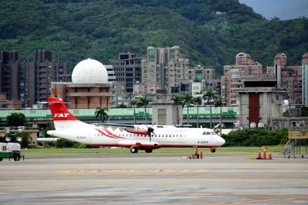 ▲遠航ATR新機獲准營運！11/16首航台中金門，當月搭機送5折機票。（圖／遠航提供）