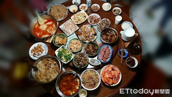 網友陳昫安將外婆家的「滿漢大餐」。（圖／陳昫安授權提供）