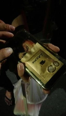 少東藏在手機殼的毒咖啡包露餡，當場遭警方查獲。（翻攝自警方）